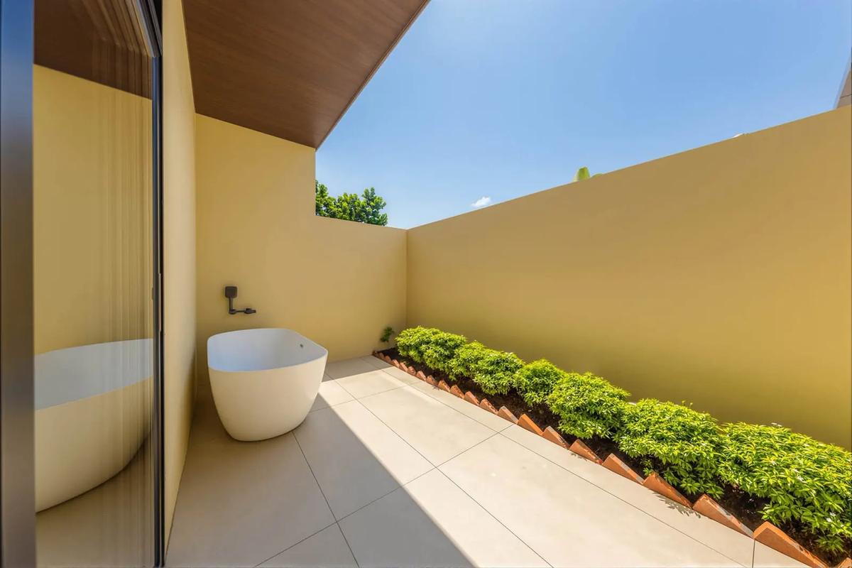 Private outdoor bath — Vangvieng Thavikun Hotel