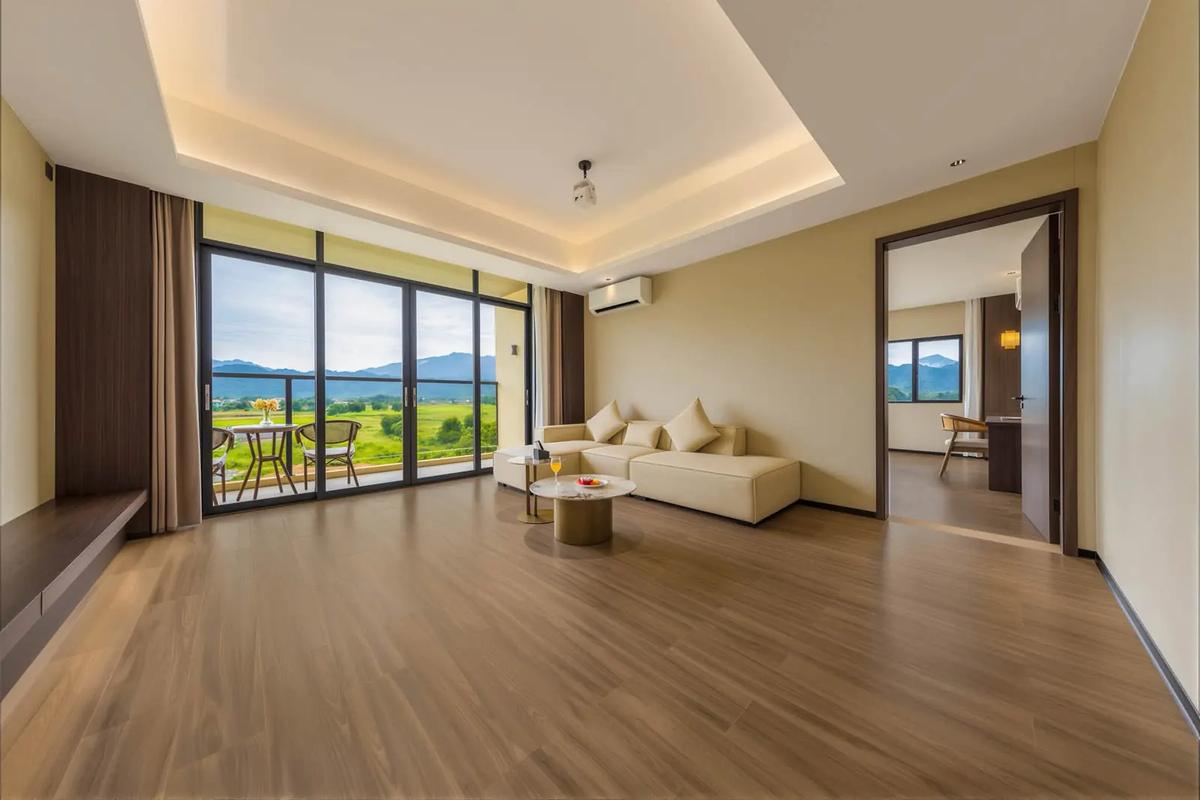 Suite — lounge and balcony — Vangvieng Thavikun Hotel